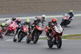 画像: 雨降りのあと、ウェット路面でのレースになっちゃったJP250 勝ったのは……!