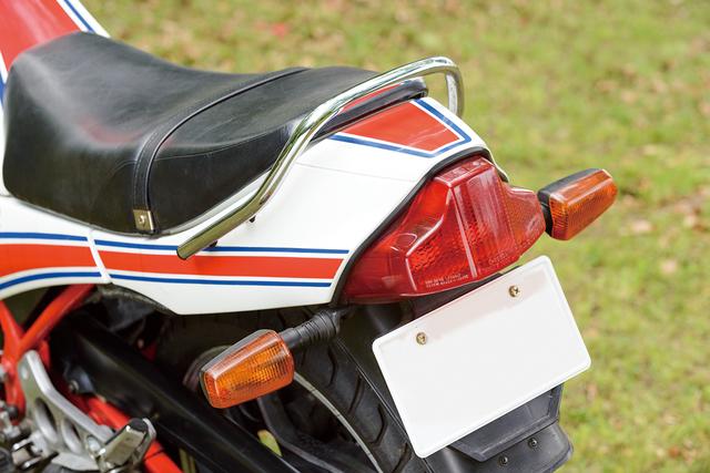 画像: 特徴的な三角おむすび形状のテールランプが印象的なRZ250Rのテール周り。シートカウルの形状などにも、RZ250の影が残る。1988年以降のモデルはテールランプが四角いデザインへ変更された。