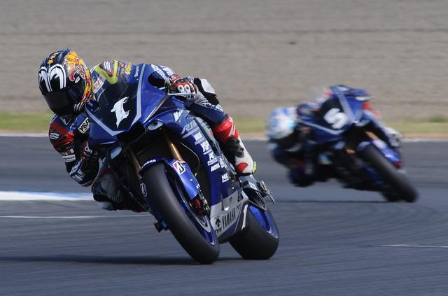 画像: レース序盤からYZF-R1の1-2フォーメーション 野左根が中須賀に追いつかないぃ!