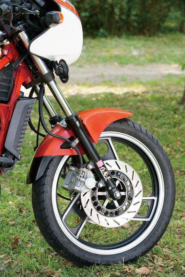 画像: フロントブレーキはRZ250のシングルディスクからダブルディスク化、大幅に制動力を向上させた。フロントフォークも当時流行のアンチノーズダイブを装備したものが採用されている。