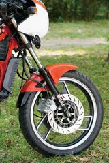画像: フロントブレーキはRZ250のシングルディスクからダブルディスク化、大幅に制動力を向上させた。フロントフォークも当時流行のアンチノーズダイブを装備したものが採用されている。