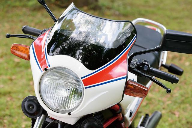 画像: RZ250ではオプション設定されていたビキニカウルだが、RZ250Rではデザインをよりスポーティに改めた上で標準装備となった。84年10月のモデルチェンジでビキニカウルは廃され、以降のモデルは全てネイキッドに。