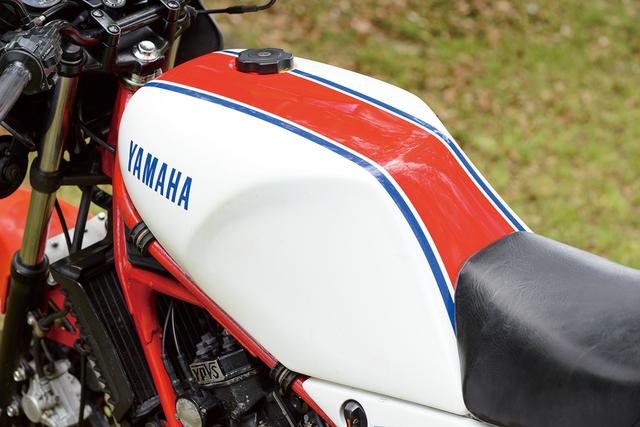 画像: RZ250からフレーム形状が大きく変わったのに合わせて、RZ250Rでは燃料タンクのデザインも新しくなった。これによってタンク容量もRZ250の16.5Lから20Lにまで拡大されている。