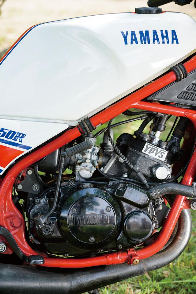 画像: 排気デバイス・YPVSの採用でポテンシャルを向上さたエンジン。RZ250RのYPVSは、市販レーサー・TZ250でも機械式だったのに対して、ワークスGPマシンのYZRと同じく、最新タイプの電気式を採用していた。