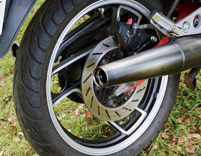 画像: ホイールサイズはRZ250と同じく前後18インチ。デザインもRZ250のイメージを残しながらスポークの本数を変更した新型。リアブレーキがドラムだったRZ250に対して、RZ250Rではリアもディスクブレーキが採用されることになった。