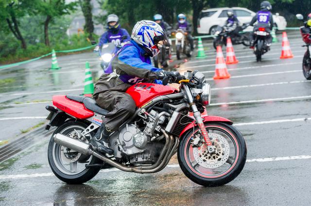 画像: 参加学生の愛車は、現行モデルもいれば、おじさま世代が反応してしまう絶版車、外国車まで様々。バイク離れなんてどこ吹く風だ。