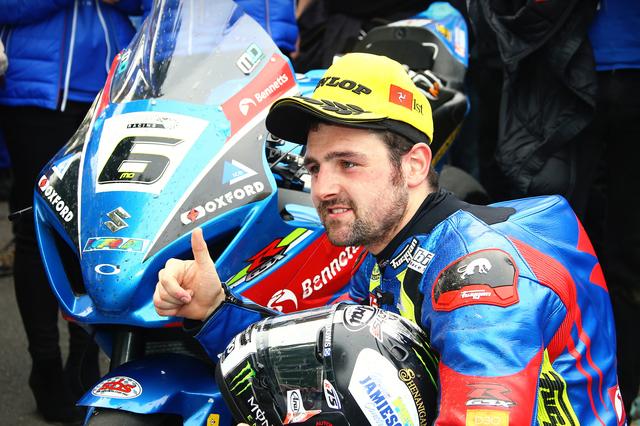 画像: ライダーのマイケル・ダンロップ選手