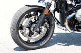 画像: Φ43㎜の正立フロントフォークや対向4ピストンのモノブロックキャリバーは、RnineT Pureのものと基本的に共通だ。
