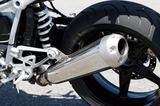 画像: 1960〜70年代のレーシングマシンを想わせる、典型的なスタイルのステンレス製2in1メガホンサイレンサーが標準装備されている。