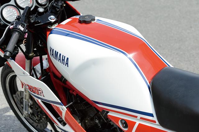 画像: 燃料タンクの形状や20Lという容量もRZ250RR、RZ250Rは共通しているが、カラーリングの違いでレーシーさを表現している。