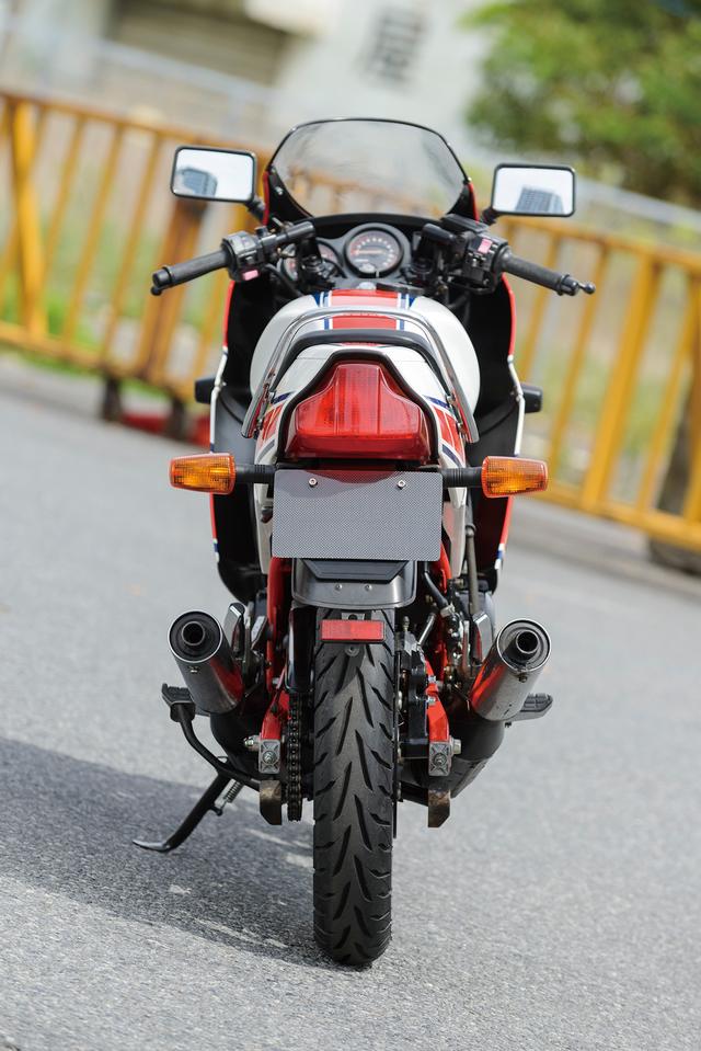 画像: RZ250R初期のビキニカウル、後期のネイキッドのいずれとも印象の異なる、TZ的なスタイリングを与えられたのがRZ250RR。レーサーレプリカたちへの対抗馬として仕立てられた。大きなカウルにストロボラインがよく映える。