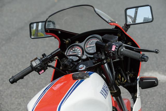 画像: RZ250RR登場以前のRZ250Rは、RZ250と同様にバーハンドルが装着されていたが、RZ250RRでセパレートハンドルをシリーズ初採用。ただし、グリップの位置や高さ自体はバーハンドルの時と大きく変わらない。