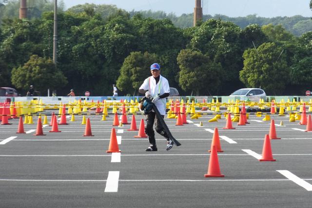 画像: 練習会後、ブロワーをかけてくれる地元選手。