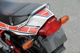 画像: 初期型RZ250Rでは丸型だったウィンカーを、卵型デザインのものへと変更。テールカウルのデザインは同じだが、ストロボラインの採用だけで印象が一新されて見える。