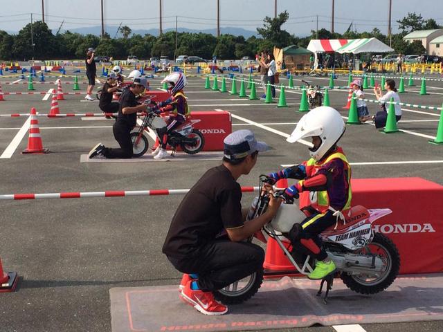 画像: こちらはランバイク体験です。どんな気持ちで乗ってるんでしょうね。(^^)