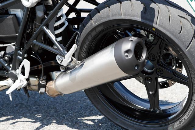 画像: RnineT PUREの典型的ロードスタースタイルにフィットする2in1サイレンサーを、左サイドにセット。深みあるエンジンサウンドを楽しめる。