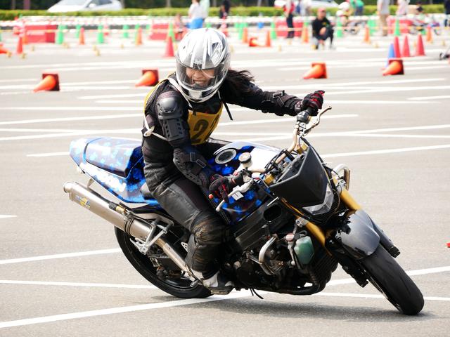 画像: NLの鈴木登紀子選手。GSX-R1000というビッグバイクを颯爽と操っていました。 前日の練習会で「あの人本当にNLなの?」と何人かに聞いたけど、本当にNLでした。(・o・`;)