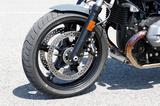 画像: 正立フロントフォークやブレーキ、5本スポークのアルミキャストホイールはRnineT RACERと基本的に共通のものだ。