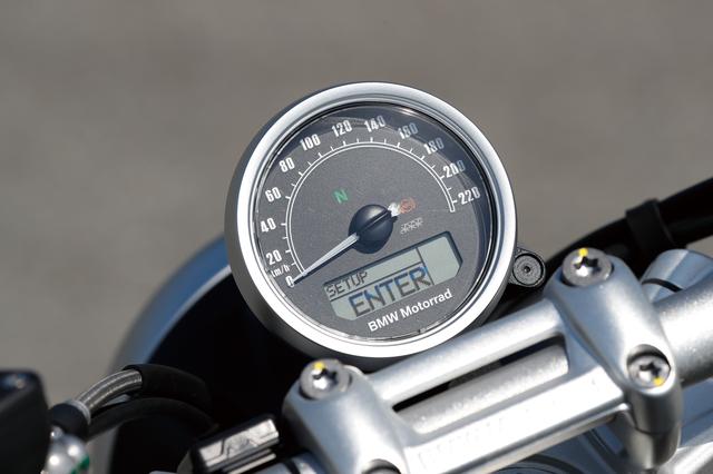 画像: アナログ2連メーターだったRnineT RACERとは異なり、220㎞/hスケールの大径アナログスピードメーターのみというシンプルなメーター周り。