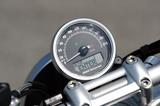 画像: アナログ2連メーターだったRnineT RACERとは異なり、220㎞/hスケールの大径アナログスピードメーターのみというシンプルなメーター周り。