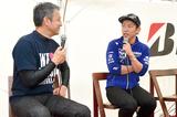 画像: イベントには豪華ゲストも登場。右は全日本ロードレースで活躍する中須賀克行選手、左は宮城 光氏。2人は先導走行にも参加。
