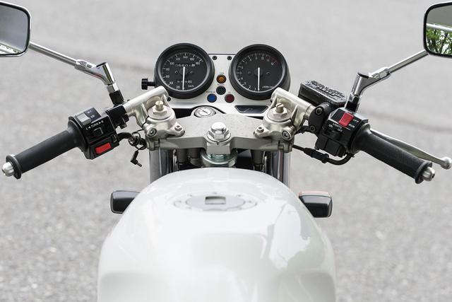 画像: アルミ製のがっしりとしたトップブリッジに、スポーティなルックスのセパハンを組み合わせたハンドル周り。写真の車両に装着されているミラーはノンオリジナル。