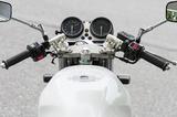 画像: アルミ製のがっしりとしたトップブリッジに、スポーティなルックスのセパハンを組み合わせたハンドル周り。写真の車両に装着されているミラーはノンオリジナル。
