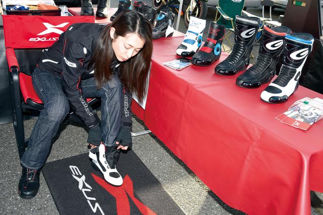 画像: 山城ブースではライディングブーツを展示。こちらも試着可だったので、早速チェック。