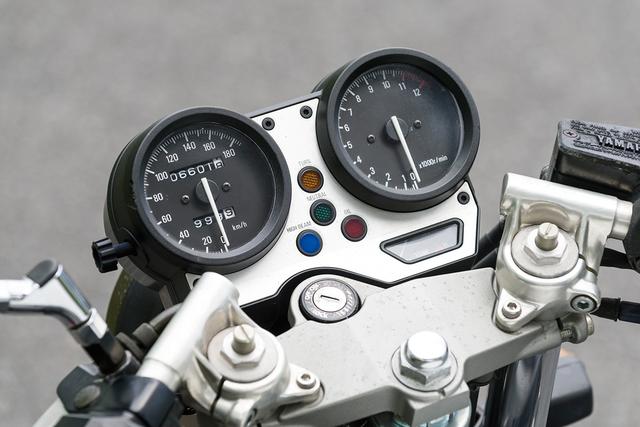 画像: メーターもオーソドックスなアナログ2連メーターで、左に180km/hスケールのスピードメーター、右に1万2000rpmスケール、1万1000rpmからレッドゾーンになるタコメーターという配置。