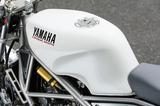 画像: 斜めに走るフレーム上に合わせた、RZRを想わせる形状の燃料タンクは容量16L。エアプレーンタイプの給油口や、燃料コックを避けるための下部のえぐりなど、RZRとは異なる独特のディテールも魅力的。