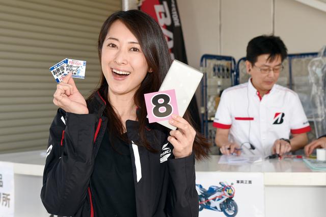 画像: 【受付】 サーキットに到着したら、まずは受付へ。ここで当日のゼッケンや、参加の記念品、お弁当引換券、スポーツドリンク引換券を手渡される。