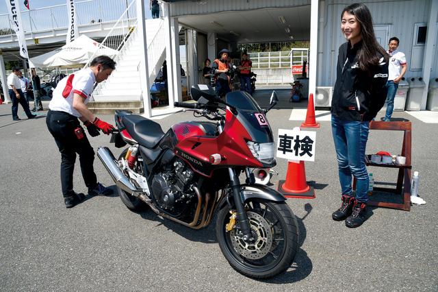 画像: 【車検】 車両状態に不具合が無いかを点検。このときに転倒時のレンズ類や、ミラーなどの飛散防止用にテープが貼り付けられているかも確認。