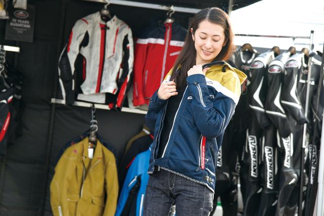 画像: クシタニブースではレザースーツのほか、ライディングウエアの展示も行なわれ、試着もできるようになっていた。