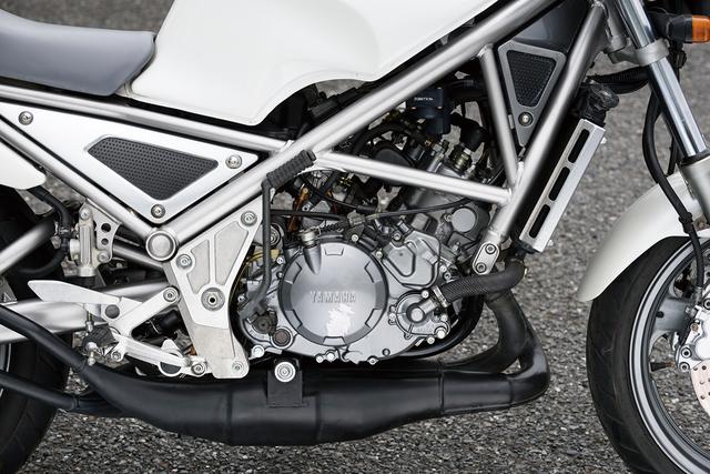 画像: エンジンは初期型TZR250、いわゆる1KTに搭載されていたものがベース。吸気系にYEISを採用するとともに、キャブレターの口径をΦ28mmからΦ26mmにダウン。ミッションレシオや点火時期も変更。写真の初期型は最高出力45PS。
