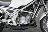 画像: エンジンは初期型TZR250、いわゆる1KTに搭載されていたものがベース。吸気系にYEISを採用するとともに、キャブレターの口径をΦ28mmからΦ26mmにダウン。ミッションレシオや点火時期も変更。写真の初期型は最高出力45PS。