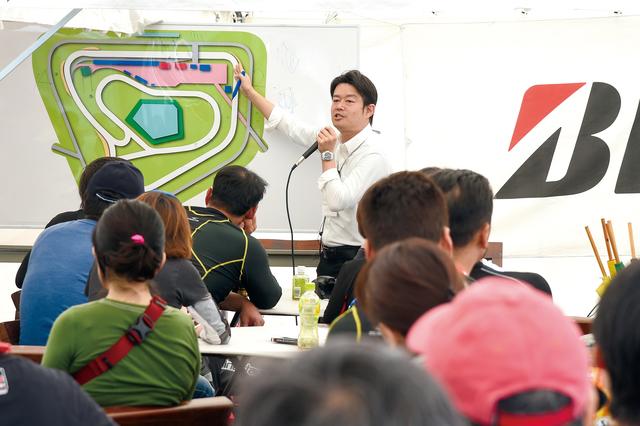 画像: 【講習】 コースのレイアウトや、フラッグの種類など、走行にあたっての基礎知識はこの段階で教わる。そのため、初めての参加でも安心なのだ。