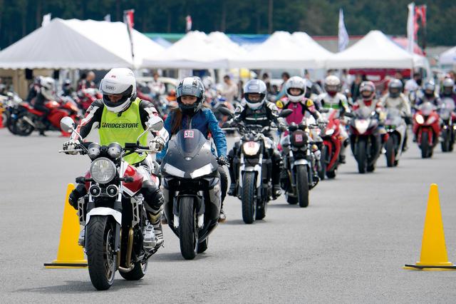 画像: 初心者クラスはコース走行前にレッスンを実施。サーキット走行経験者が対象の初級、中級クラスはいきなりコース走行からスタート!