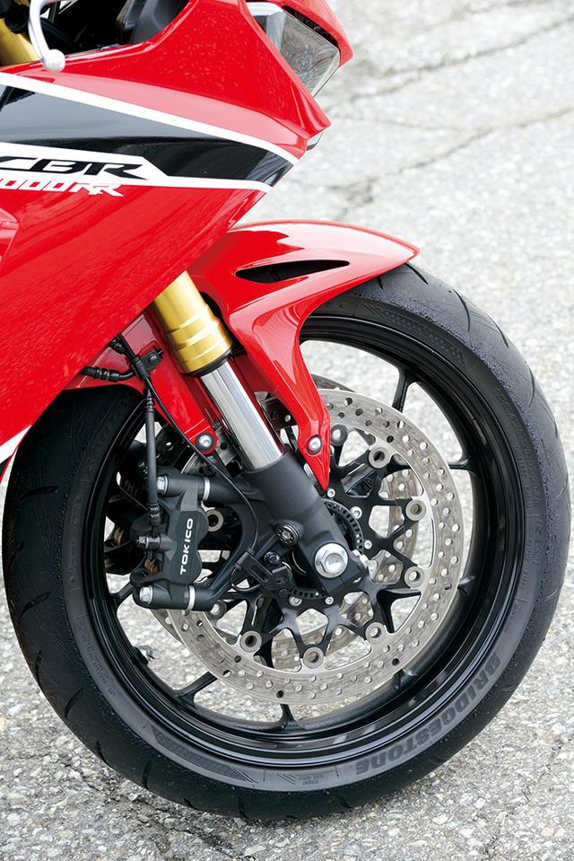画像: 新型の前後サスペンションはしなやかで、前後のバランスが非常に良いです。新型の足まわりは旧型から格段に良くなっていますよ。プロライダーでなくても、一般ユーザーの方でもパッと乗って、すぐにその違いがわかると思います。
