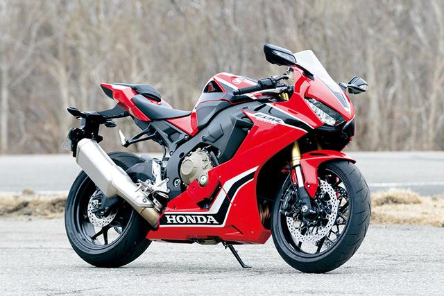 画像: 新型CBR1000RRは、「より安心してワインディングを楽しめる車体」をテーマに開発されている。そのために多くのパーツを新設計し、旧型から大幅な軽量化を実現。マス集中化による慣性モーメント低減も果たしている。