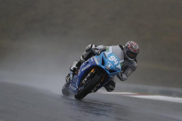 画像: JSBクラス初ポールの浦本。「どんどん雨が増えると思って、早めの時間帯にアタック、それが成功しました。とにかく走り込んで、明日の準備をしていましたね。どんなコンディションでも対応できるように」(浦本)