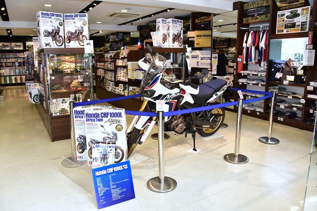 画像2: タミヤプラモデルファクトリー新橋店の店頭で、7月3日までアフリカツインの実車も展示中!