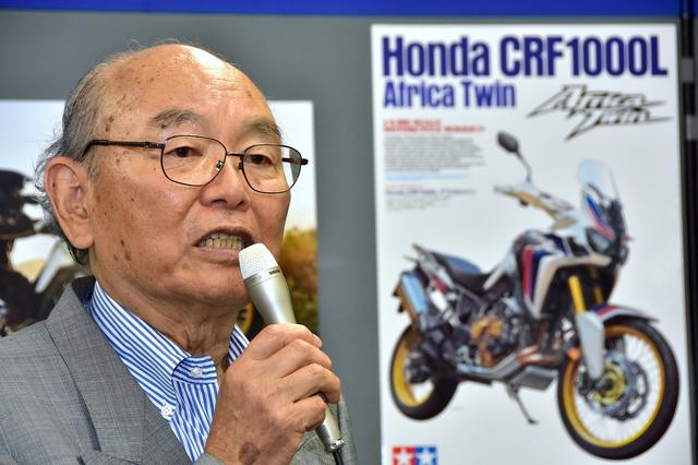 画像: 第2部が終了したところで、最後に予定になかったサプライズが。何と田宮模型の代表取締役会長、田宮俊作氏が現れたのだ。そして「新型のアフリカツインが出てきたのを初めて見た時にピンときて、『これを製品化するように』って命じたんですよ」なんていう、裏話中の裏話まで披露してくれた。
