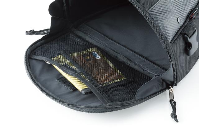 画像: 開口部の内部にはメッシュポケットが用意されているので、荷物の整理にも便利。