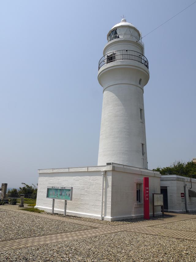 画像: ご存知、本州最南端の潮岬灯台。紀州半島の切っ先に建ち、海運の安全を見守ってきた功労者。昇り回路で展望台へ上がれますが、狭所ハシゴあり。