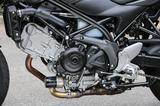 画像: 先代モデルのグラディウスベースの645cc90度Vツインエンジンを搭載するが、、60箇所以上の部分がアップデートされ事実上新設計と言っても過言ではないパッケージとなる。ボア径39mmものFIスロットルにはダブルでスロットルバルブを設け、インジェクターには10ホールの多孔タイプを採用。霧化特性を向上させることにより、燃費やパワフィールをも向上させるという。
