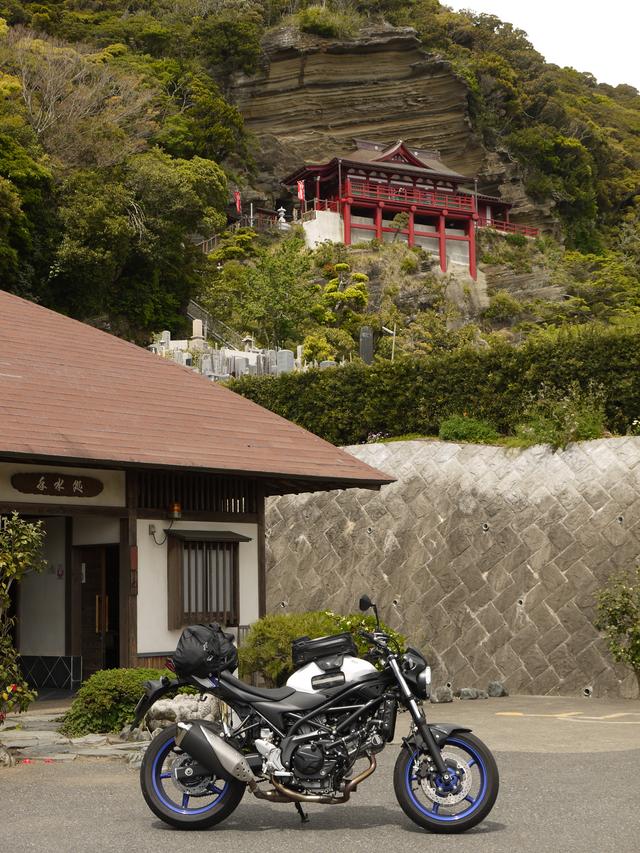 画像: 館山の大福寺(崖観音)。登ると絶景を一望出来るそうです。私は登りません、先を急いじゃいませんが、登りません。