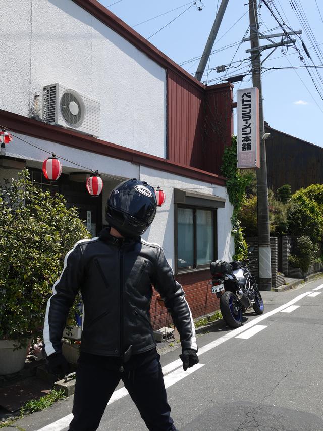 画像: HOT&COOLさんの取材が終了し、カメラマンの若林さんに連れてきて頂いただいたのがベトコンラーメン! ちなみに、店舗の前には駐車場がありますので、撮影後は速やかにバイクを移動いたしました。