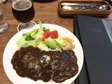 画像: ちょいピリ辛のルーの上にレーズンバターの乗った「ROCKビーフカレー」と「プレミアム ロック・ボック」