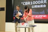 画像: 1089名分のエントリー番号が入った抽選ボックスの中をよ〜く混ぜて…。