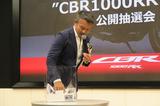 画像: 宮城さんが「SP2が購入できるって凄いことですからね!」と、抽選ボックスの中をさらに混ぜ混ぜ(笑)。